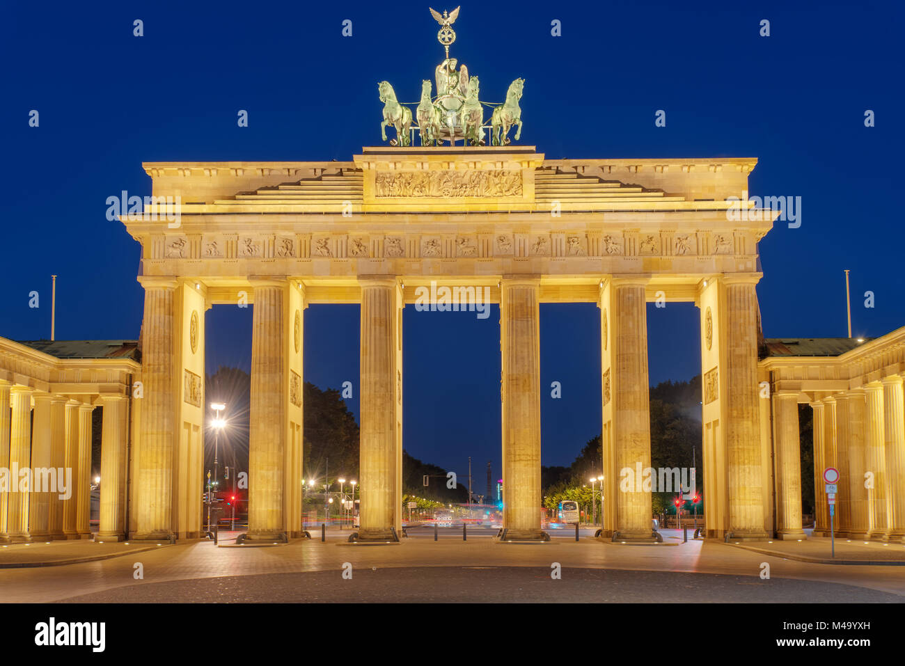 Das Brandenburger Tor in Berlin bei Nacht beleuchtet Stockfoto