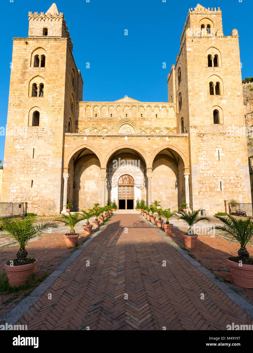 Der imposante Normannendom von Cefalu in Sizilien Stockfoto