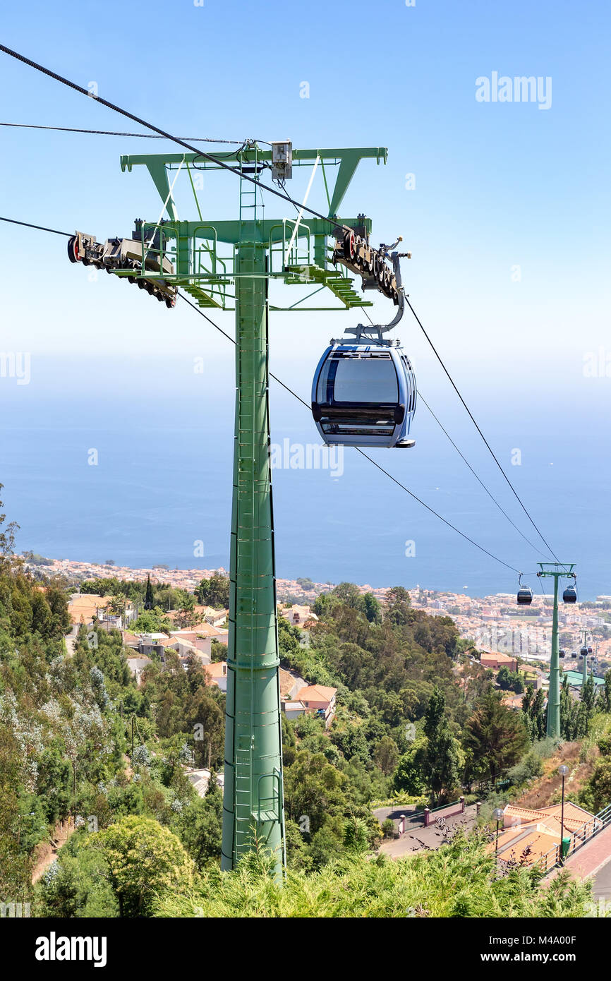 Seilbahn mit Kabinen in der Landschaft von Madeira Stockfoto