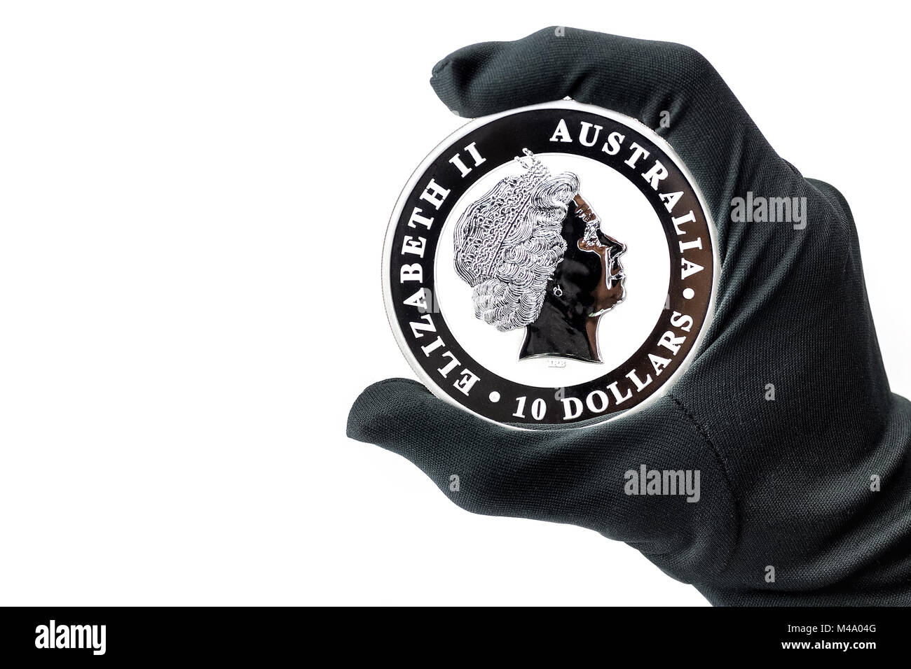 Hand in schwarz Handschuh große Silber Dollar Münze Stockfoto