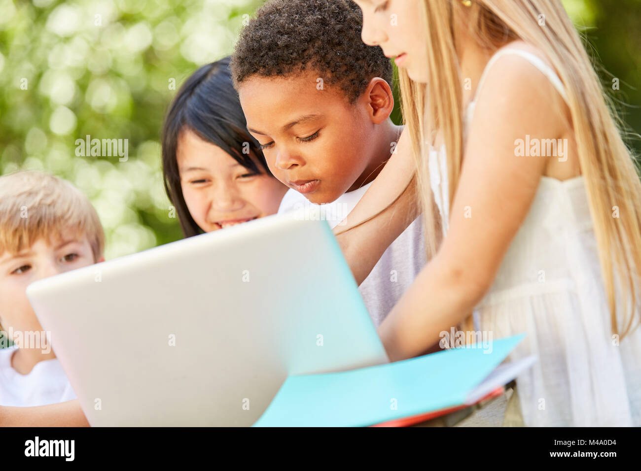 Kinder erhalten im Internet zusammen bei Laptops Wissen Stockfoto