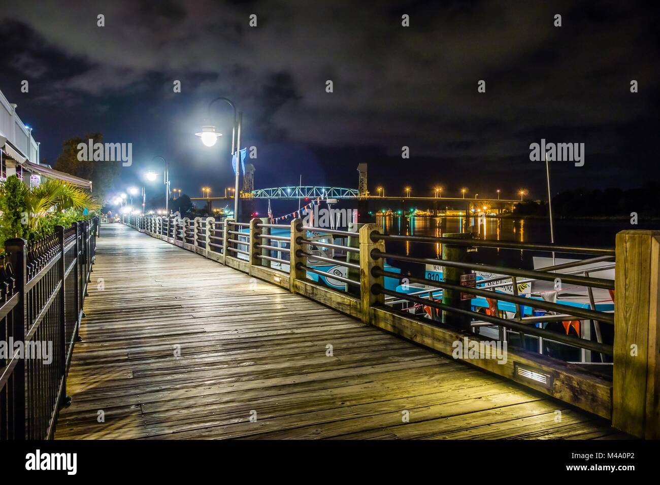 Riverfront Board Walk Szenen in Wilmington nc bei Nacht Stockfotografie ...
