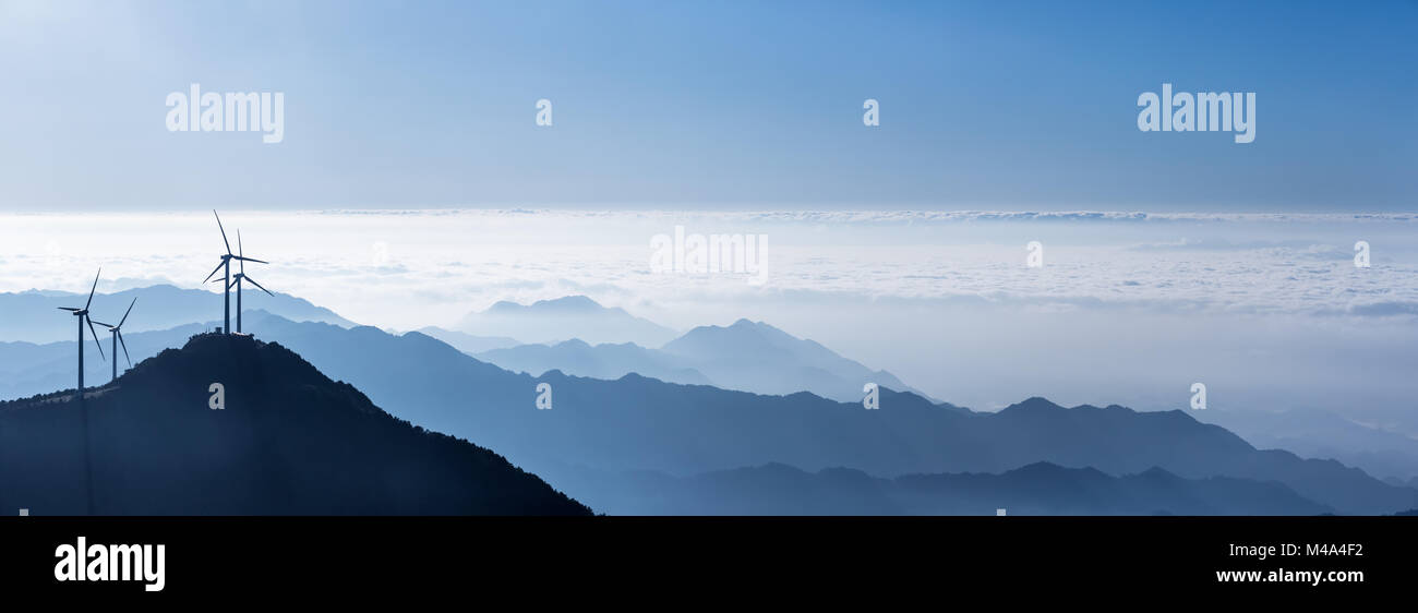 Panoramablick auf die Blue Ridge Mountains und Windkraftanlagen Stockfoto