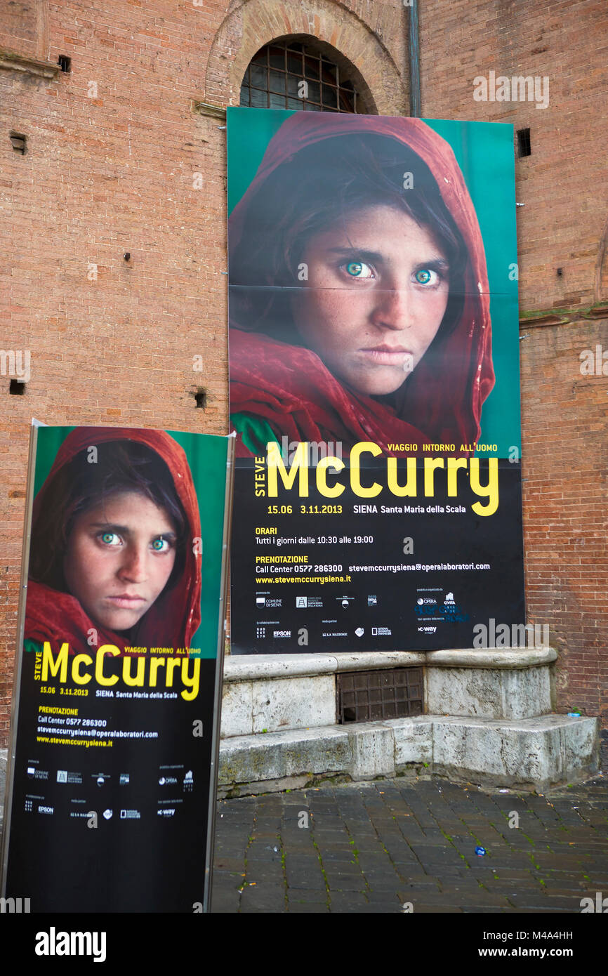 Zwei Poster Werbung eine Ausstellung der Fotografien von Steve McCurry, Piazza del Duomo, Siena, Toskana, Italien Stockfoto