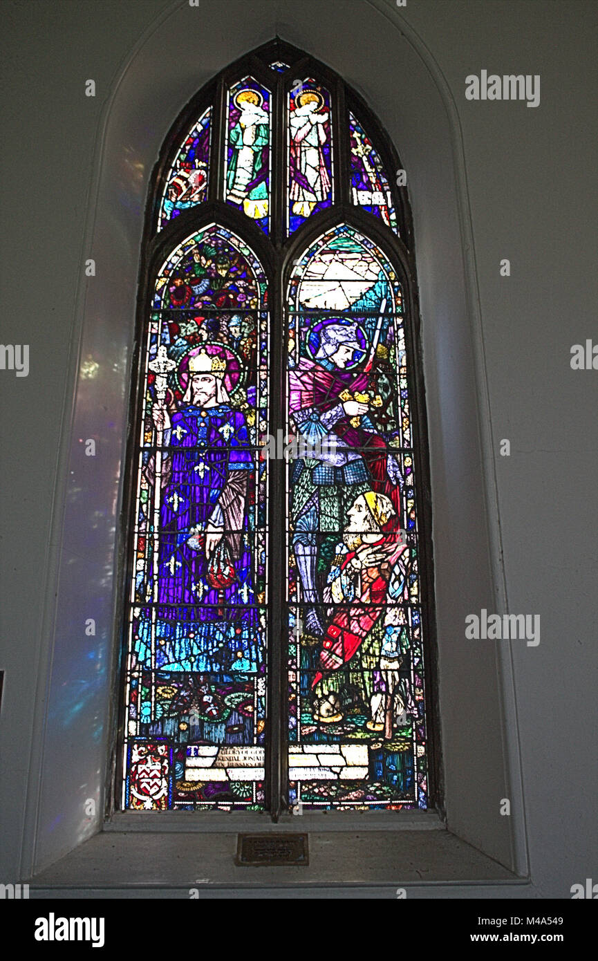 Glasfenster St. Martin von Tours, Saint Louis 1 X und ein Bettler von Harry Clarke in einem kleinen West Cork Dorfkirche. Stockfoto