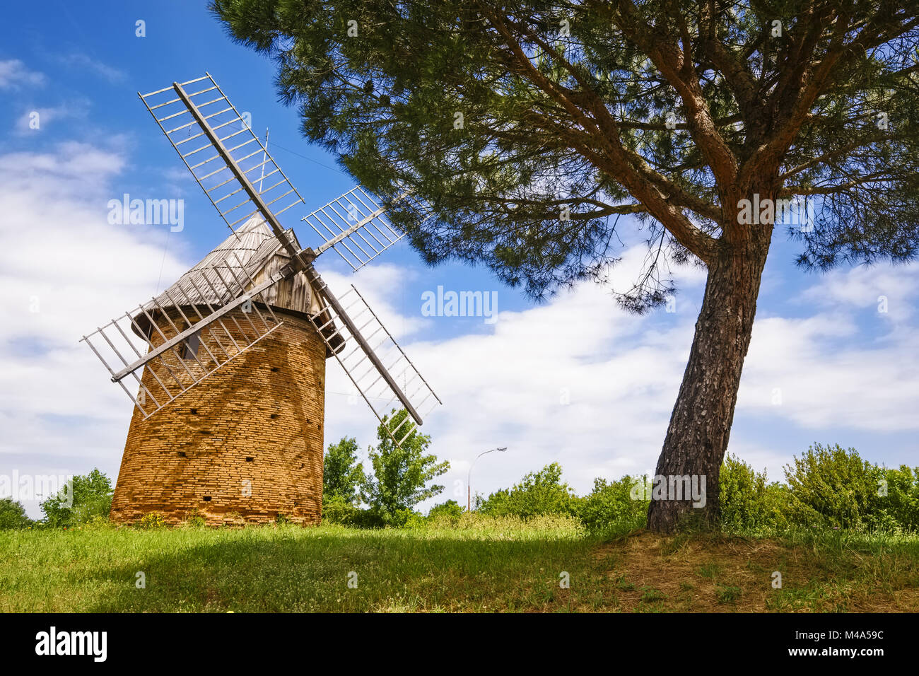 Historische Windmühle in der Nähe von Flughafen, Toulouse, Frankreich Stockfoto