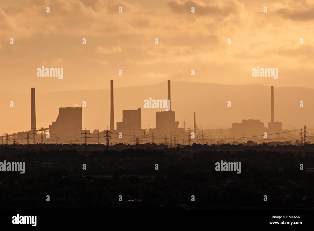 Silhouette von Industrieanlagen, Heizung Werk Mannheim im Gegenlicht,  Abendlicht, Rhein-Neckar-Kreis, Baden-Württemberg Stockfotografie - Alamy