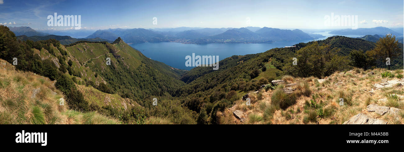 Blick von Morissolino zum Lago Maggiore, links Gipfel des Cima di Morissolo, Panorama, Cannero Riviera, Verbano-Cusio-Ossola Provinz Stockfoto