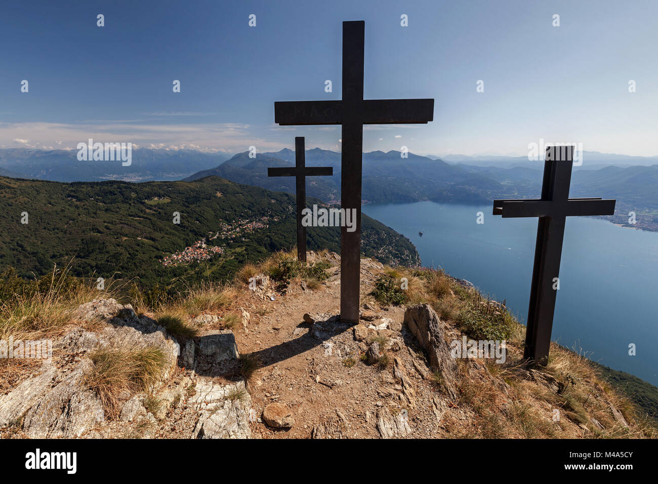 Kreuze auf dem Monte Morissolo, Blick auf Trarego-Viggiona, Lago Maggiore, Verbano-Cusio-Ossola Provinz, Region Piemont, Italien Stockfoto