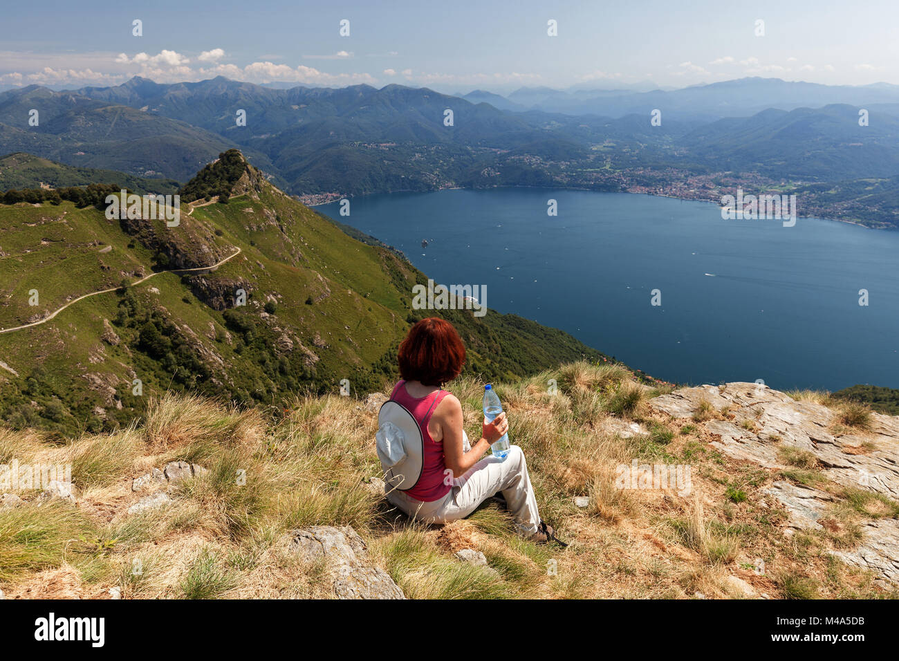 Wanderer sieht aus Morissolino zum Lago Maggiore, auf der linken Seite ist der Monte Morissolo Gipfel, Cannero Riviera Stockfoto