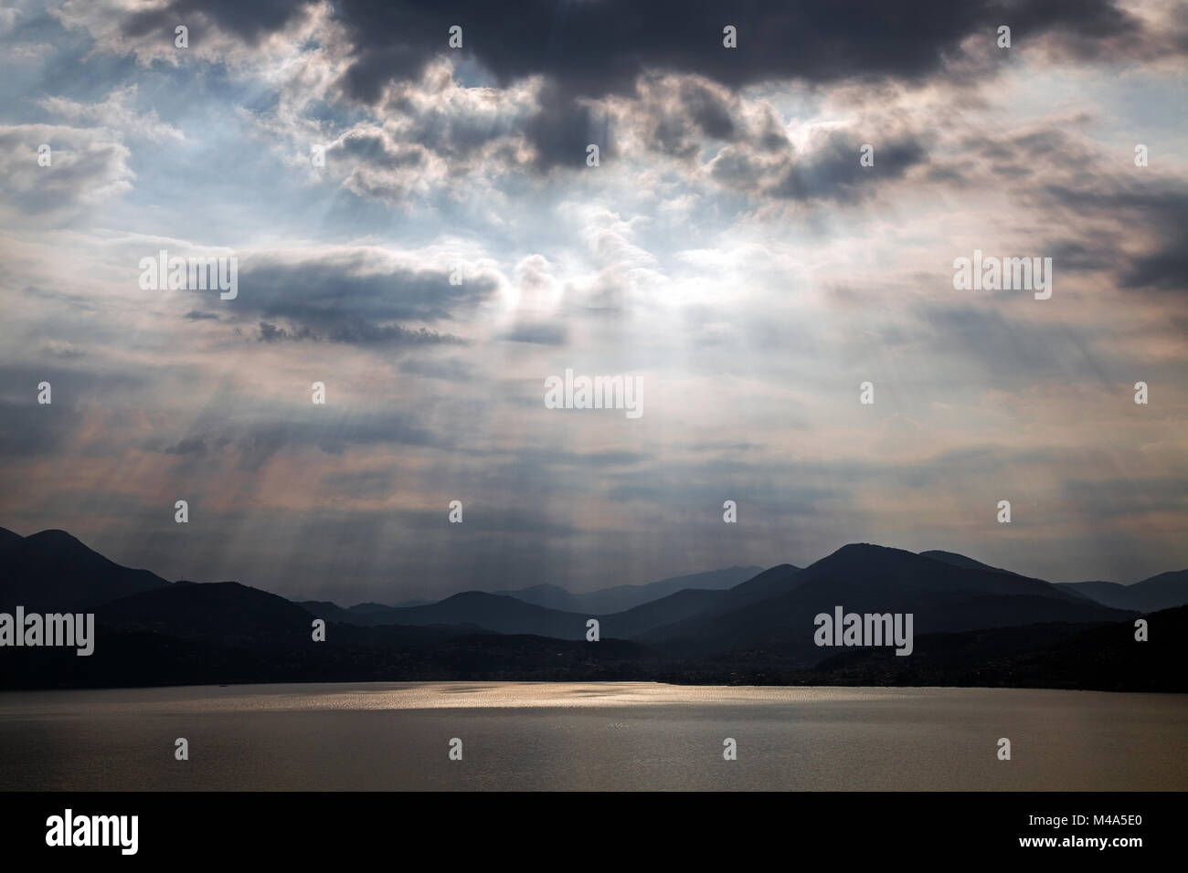 Dramatische Wolkenbildung, Sonnenstrahlen hinter dunklen Wolken, Gewitter Atmosphäre, Lago Maggiore, Verbano-Cusio-Ossola Provinz Stockfoto
