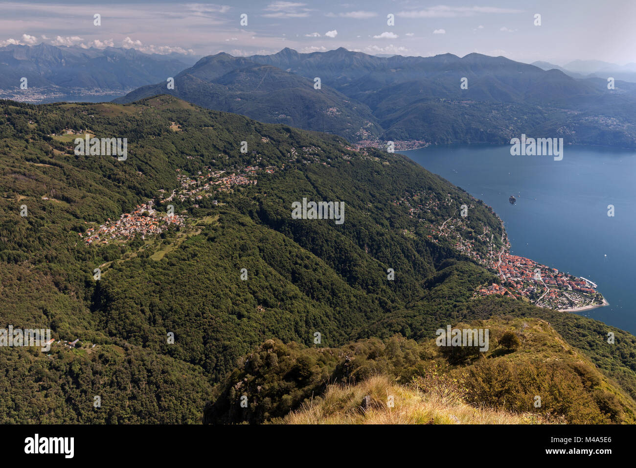 Mit Blick auf den Monte Morissolo zu Trarego-Viggiona und Lago Maggiore, Cannero Riviera, Verbano-Cusio-Ossola Provinz, Region Piemont Stockfoto