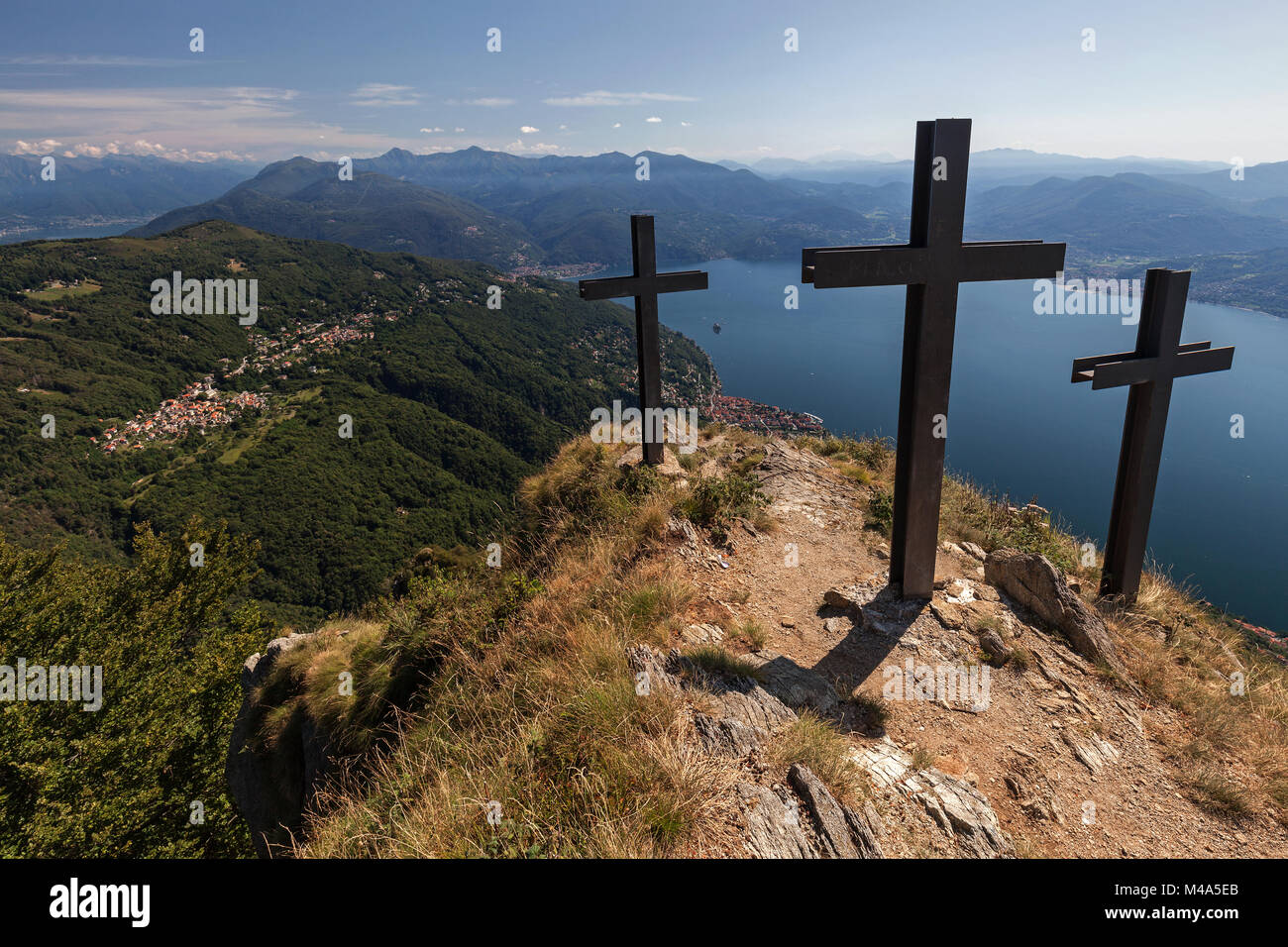 Kreuze auf dem Monte Morissolo, Blick auf Trarego-Viggiona, Lago Maggiore, Verbano-Cusio-Ossola Provinz, Region Piemont, Italien Stockfoto