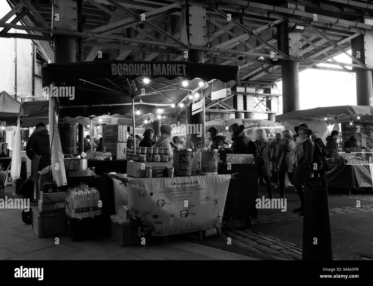 Arbeitnehmer und Touristen am Borough Market kaufen Lebensmittel für das Mittagessen. Stockfoto