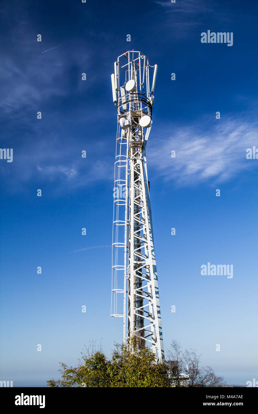 Mast soll Platz für Mobilfunk-Antennen auf blauen Himmelshintergrund Stockfoto