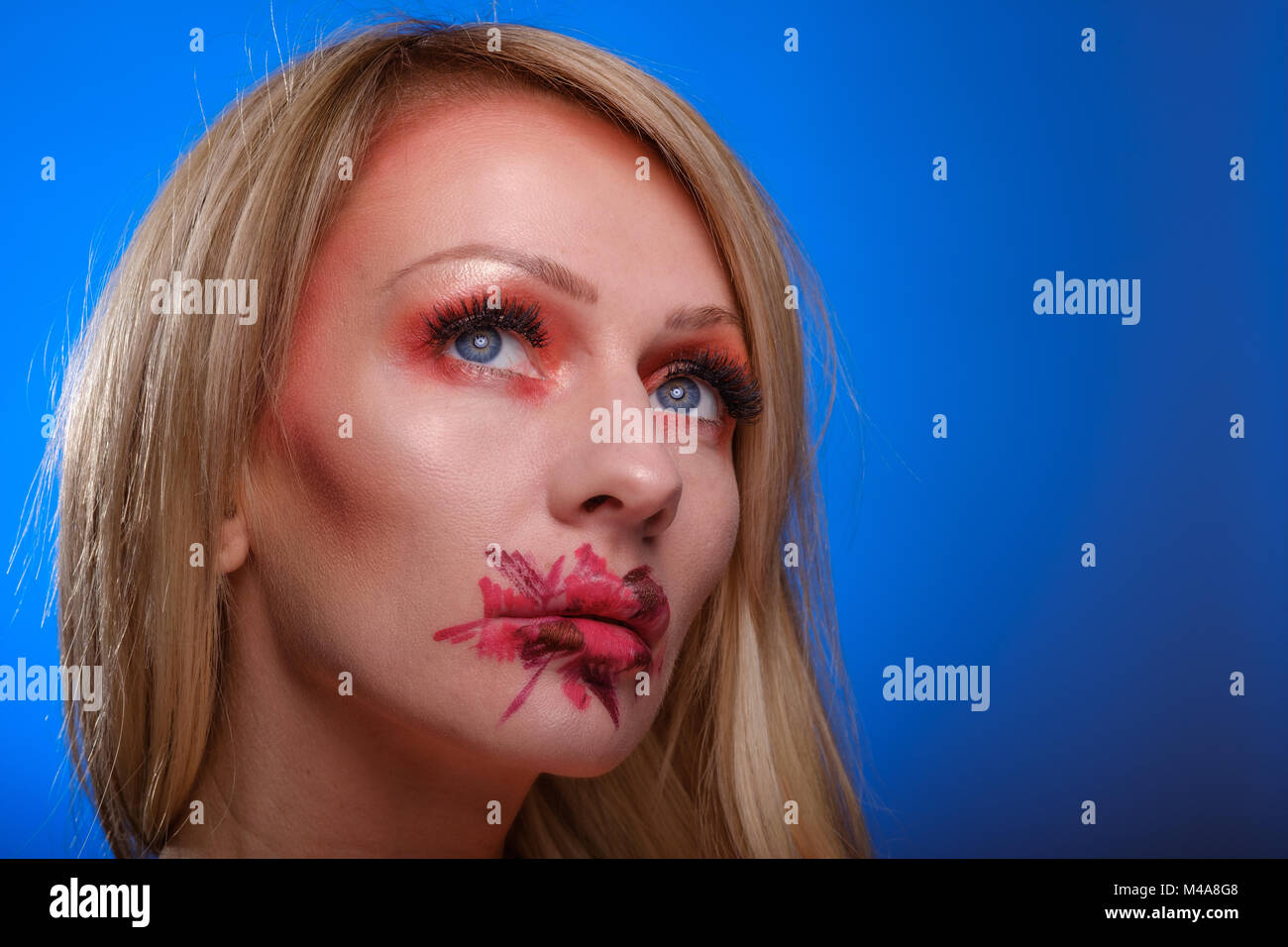 Hübsche, blonde, junge Frau mit verrückten Make-up © Jeremy Graham-Cumming Stockfoto