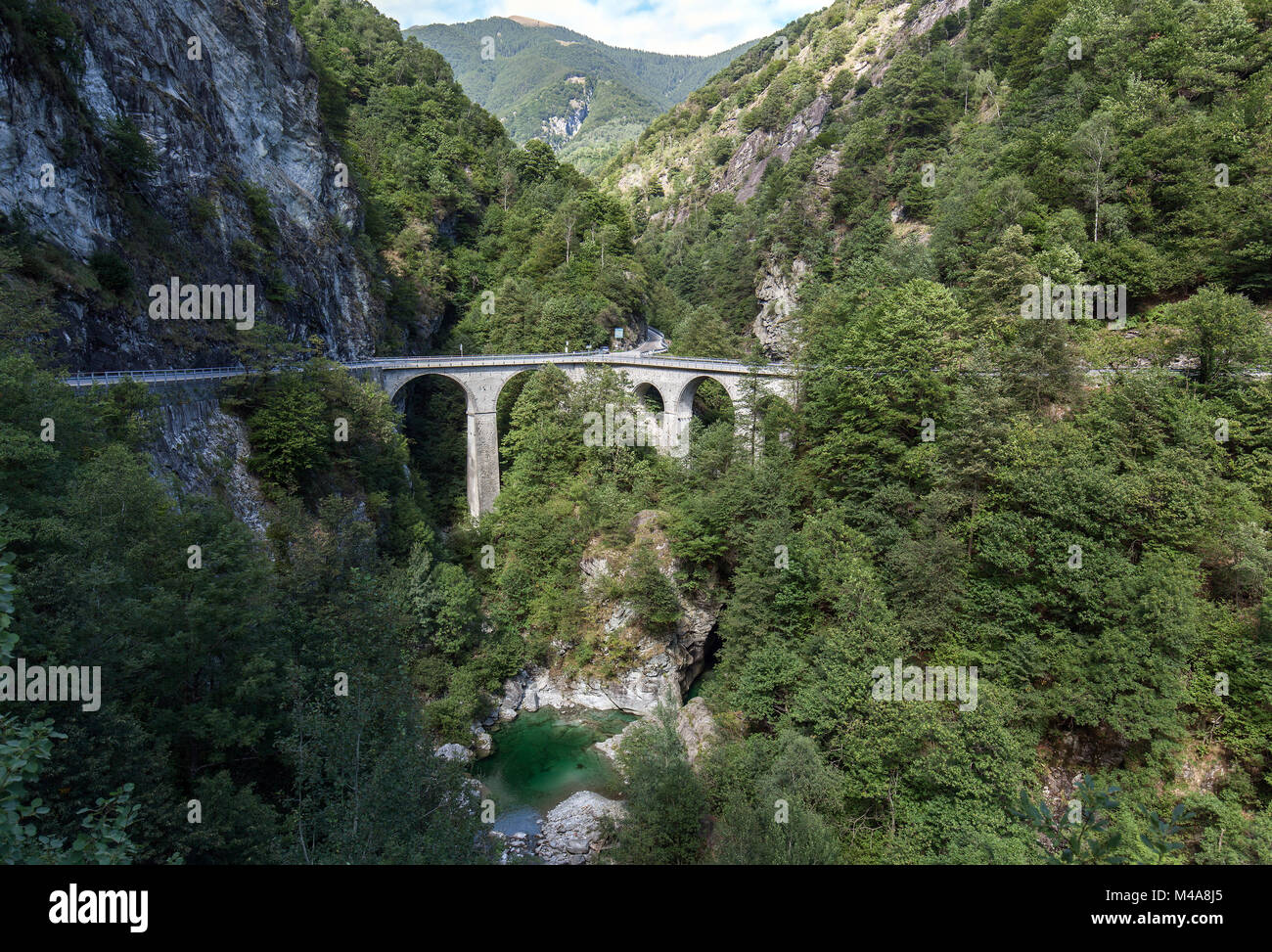 Brücke über den Fluss Ribo, Ponte Oscuro, zwischen Russo und Crana, Onsernonetal, Valle Onsernone, Kanton Tessin, Schweiz Stockfoto