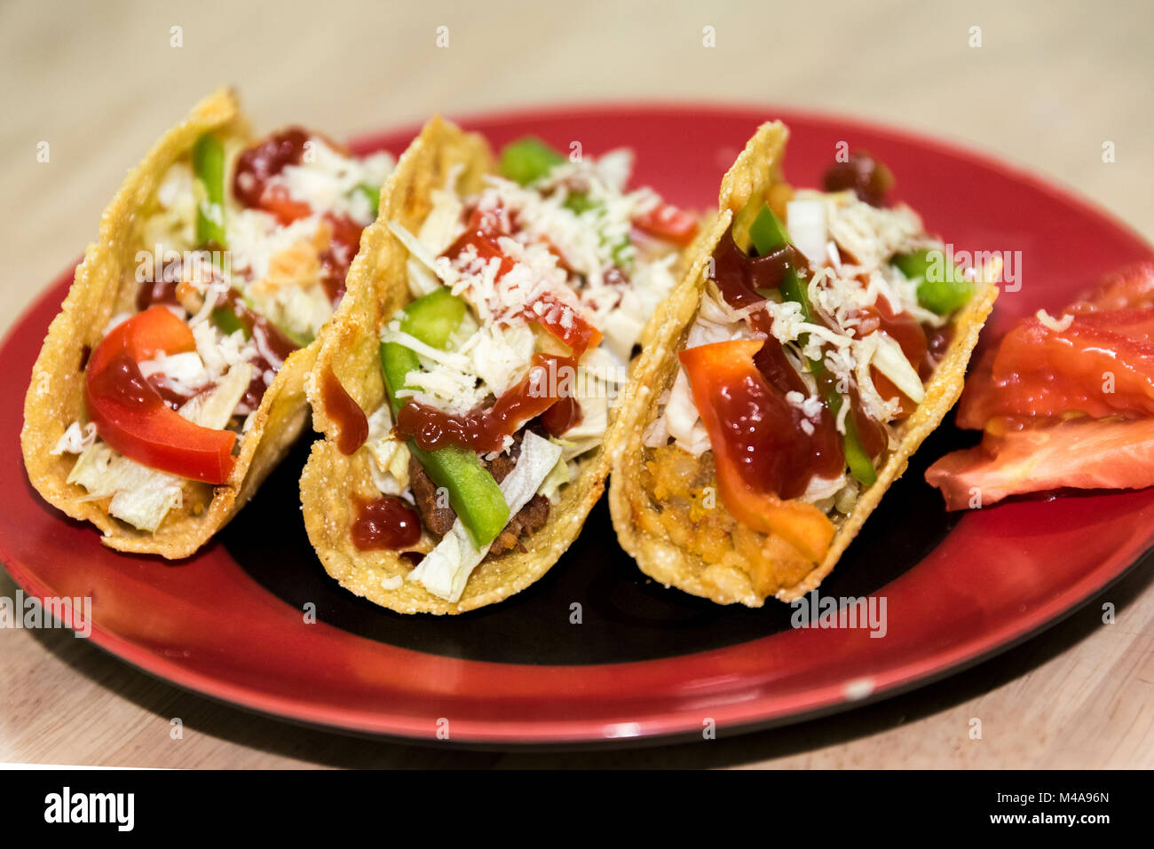 Vegetarische Mexikanische Tacos, gefüllt mit Bohnen und Gemüse Stockfoto