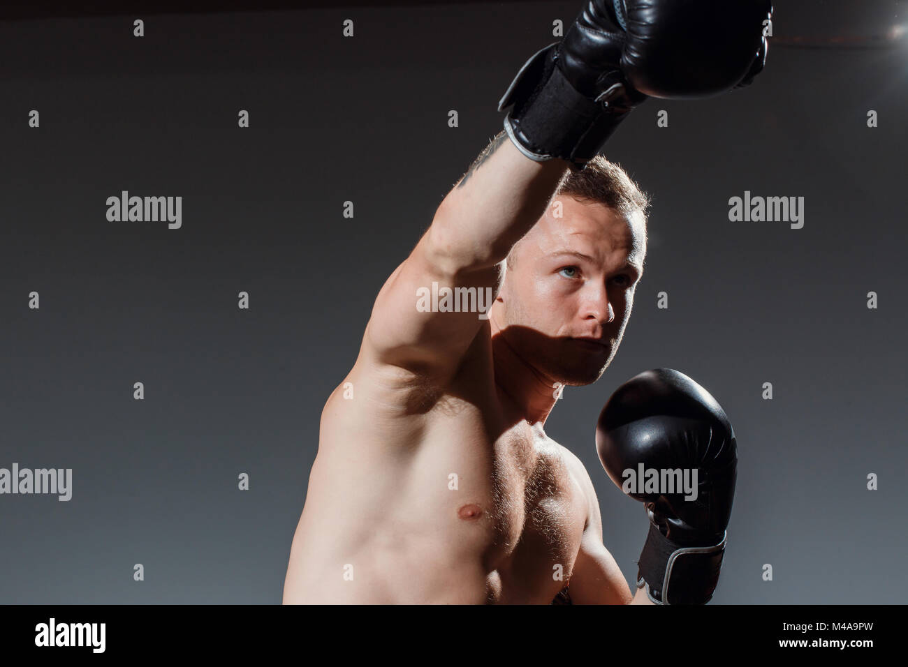 Sportsman Muay Thai boxer Kämpfen in Boxen Käfig. Sport Konzept. Stockfoto