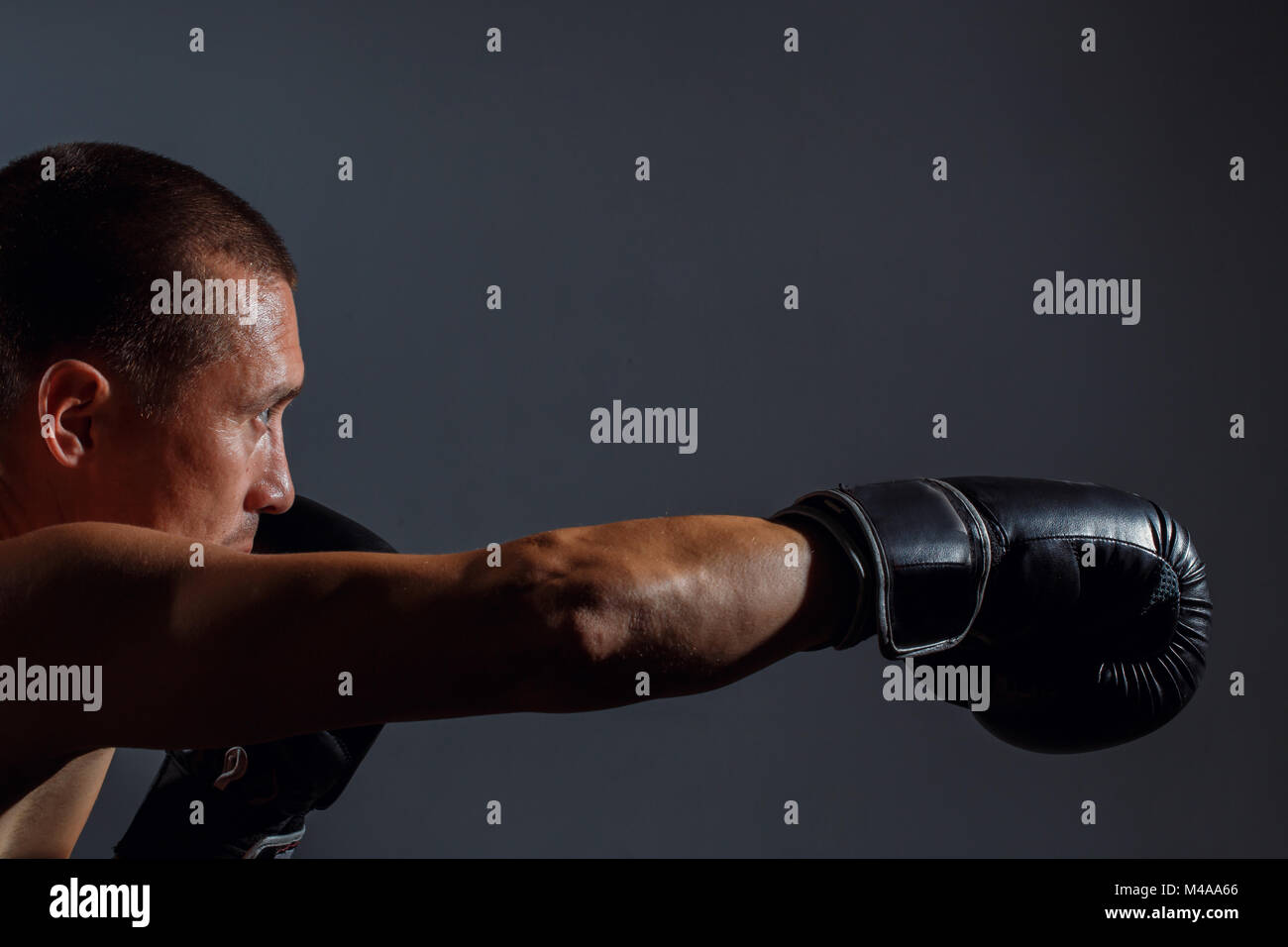 Sportliche Mann beim Boxen Übung macht direct hit Stockfoto