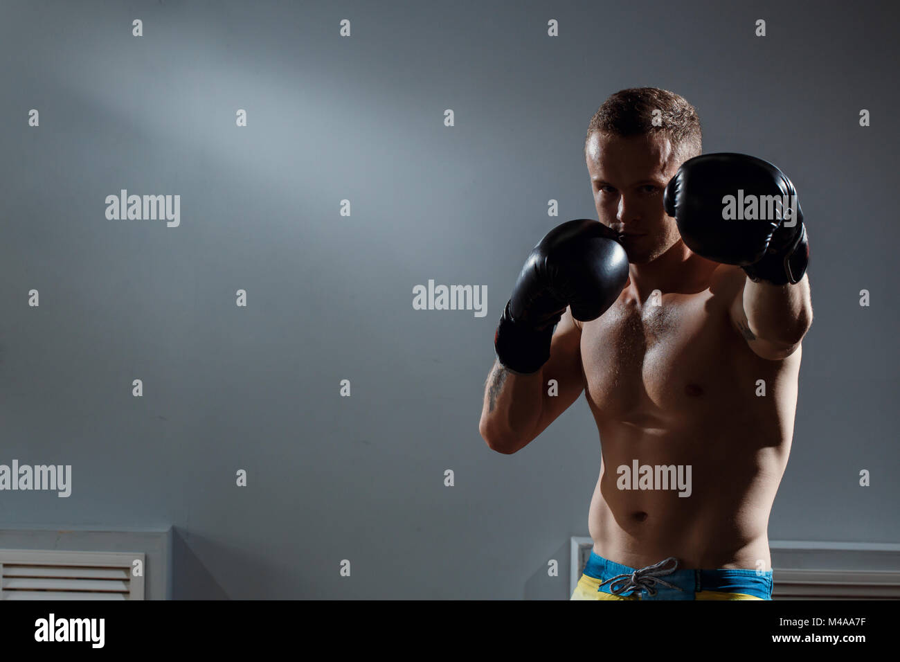 Sportsman Muay Thai boxer Kämpfen in Boxen Käfig. Sport Konzept. Stockfoto