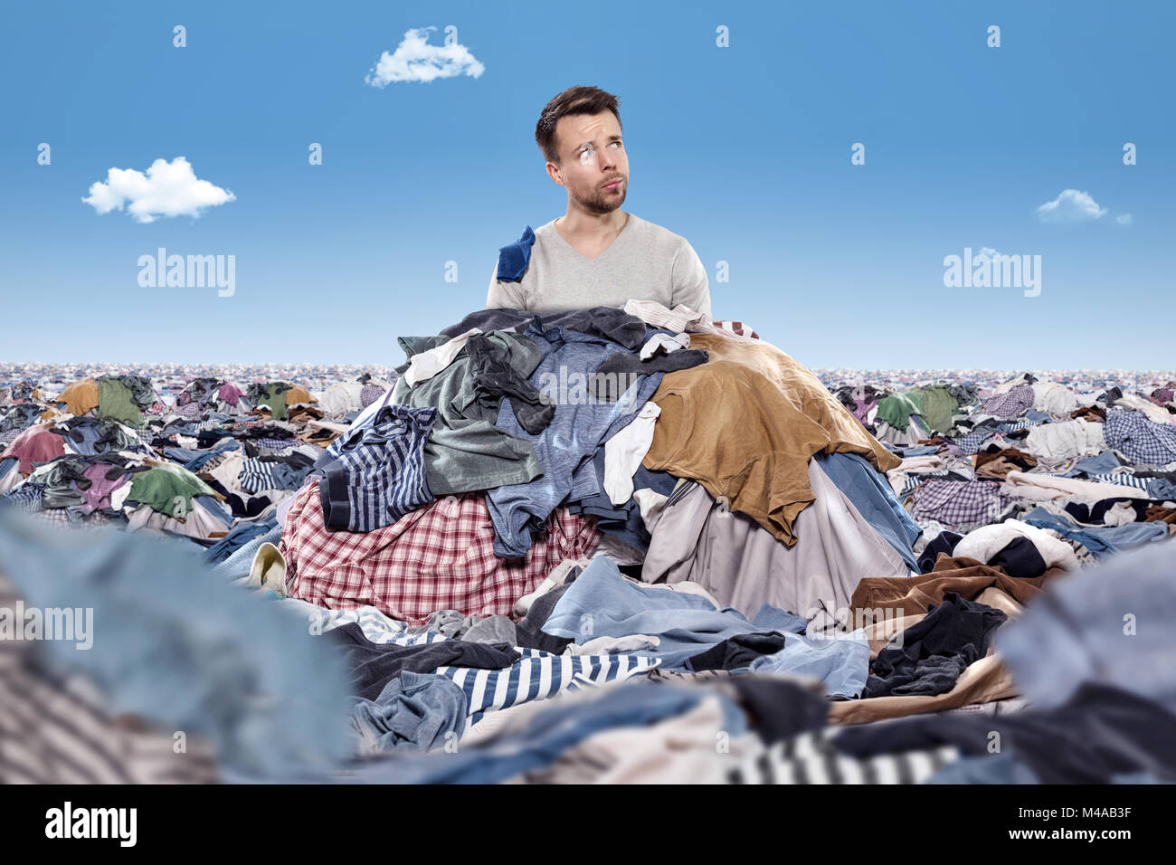 Mann in einem Durcheinander von Wäscheservice Stockfoto