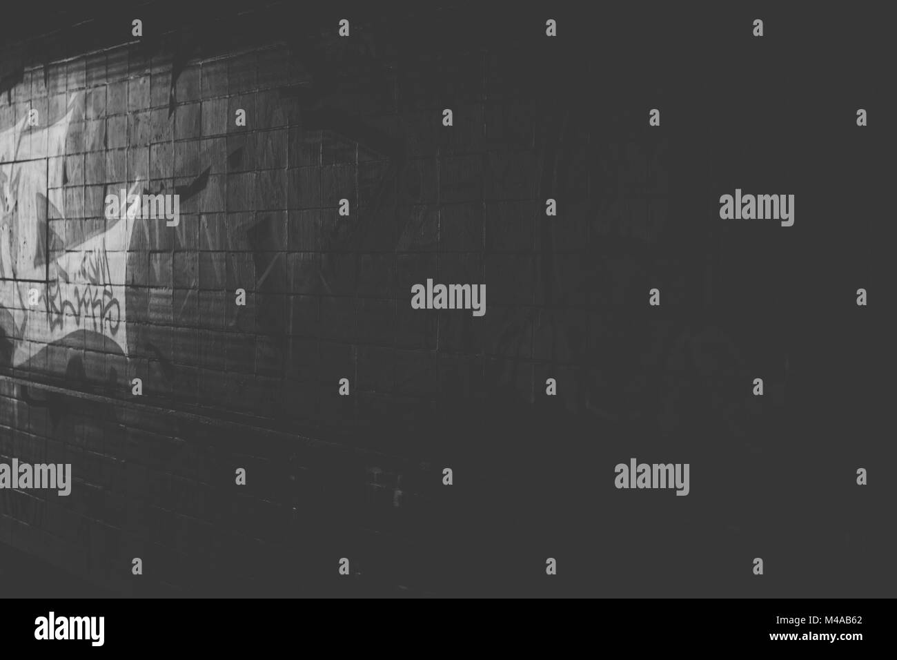 Blick von Licht entlang der U-Bahn an der Wand Stockfoto