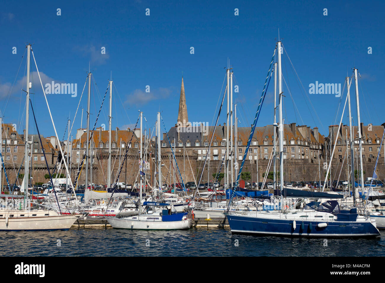 Saint-Malo (Bretagne, Frankreich): der stadtmauer und der Stadt als die Corsair Stadt bekannt. Segelboote in der Marina, rue Saint-Louis. (Nicht verfügbar Stockfoto