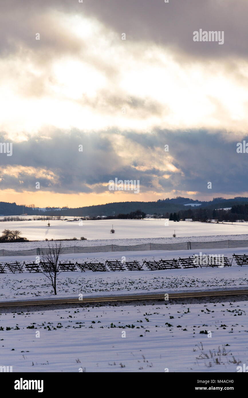 Schnee Barrieren in der Nähe der Straße in der schneebedeckten Landschaft, Verkehr Wettervorhersage Stockfoto