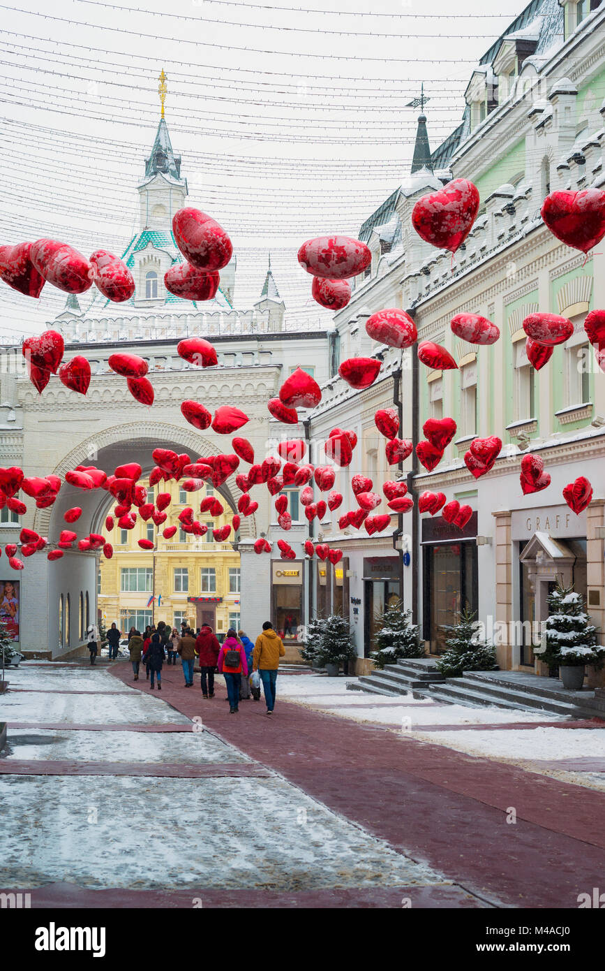 Moskau, Russland - 11. Februar 2018. Tretjakow Passage mit Ballons in Form der Herzen für Valentinstag eingerichtet Stockfoto