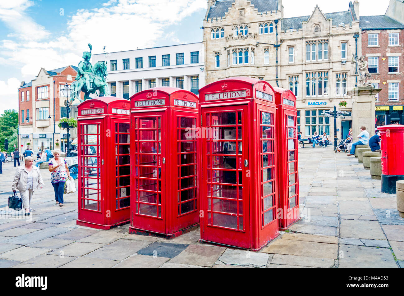 Durham (County Durham, England) Marktplatz mit kultigen roten Telefonzellen Stockfoto