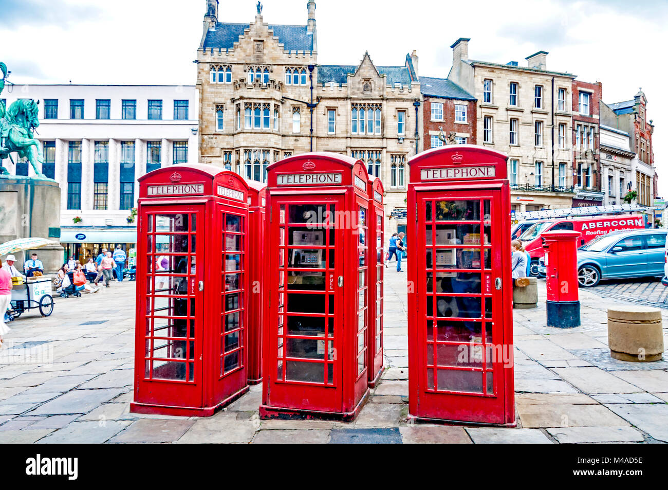 Durham (County Durham, England) Marktplatz mit kultigen roten Telefonzellen Stockfoto