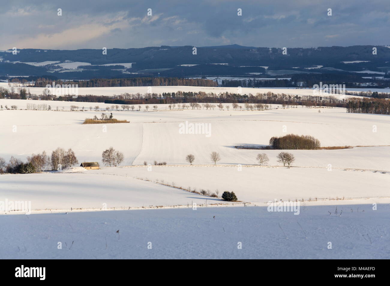 Holzzaun in verschneite Landschaft, Wettervorhersage Konzept Stockfoto