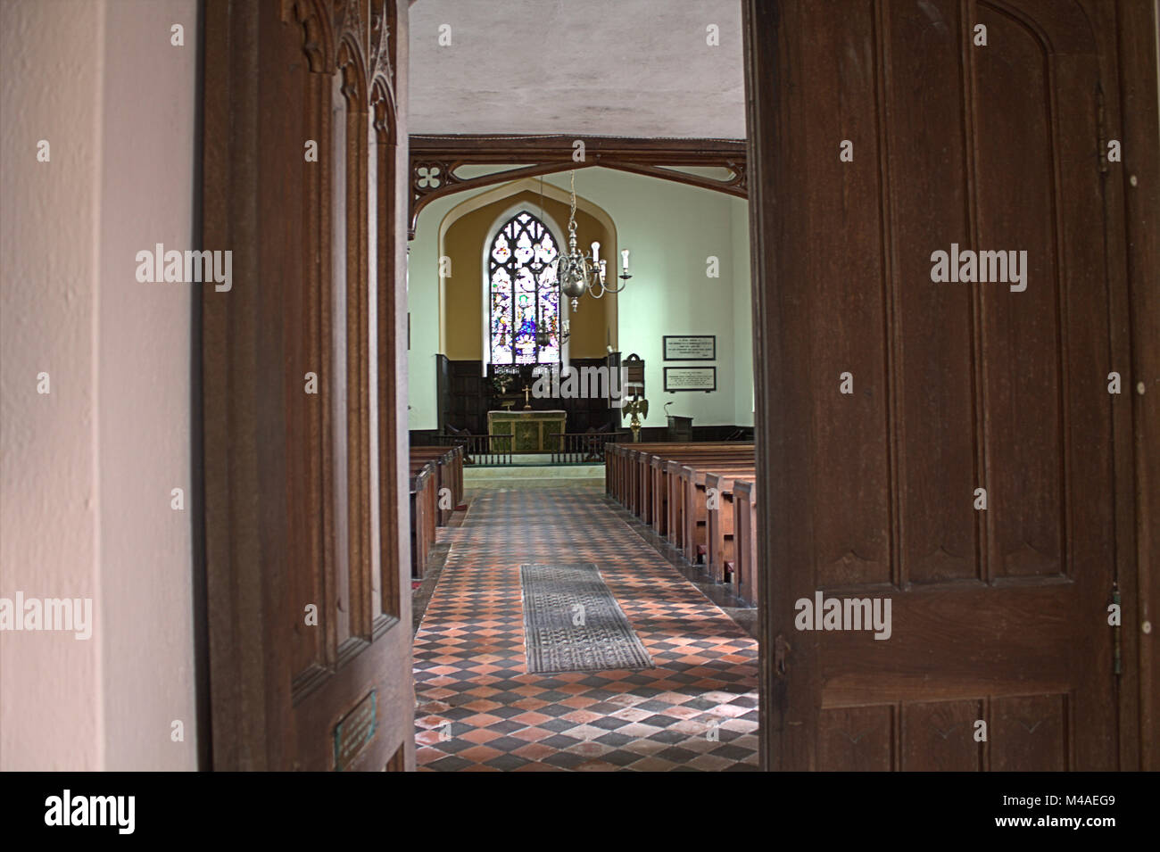 Blick in eine leere kleine Dorfkirche in West Cork, Irland Stockfoto