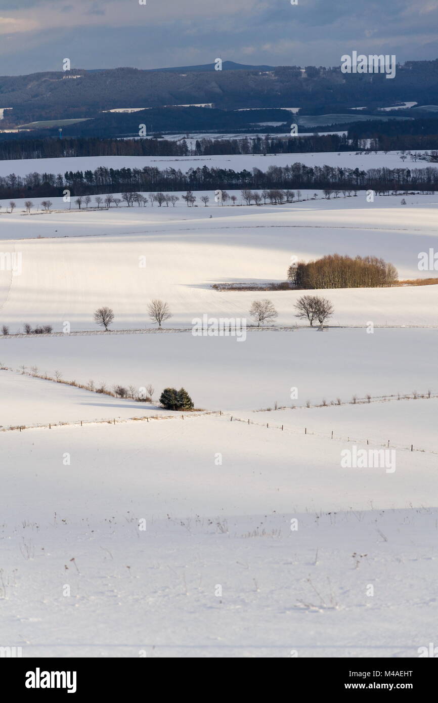 Holzzaun in verschneite Landschaft, Wettervorhersage Konzept Stockfoto