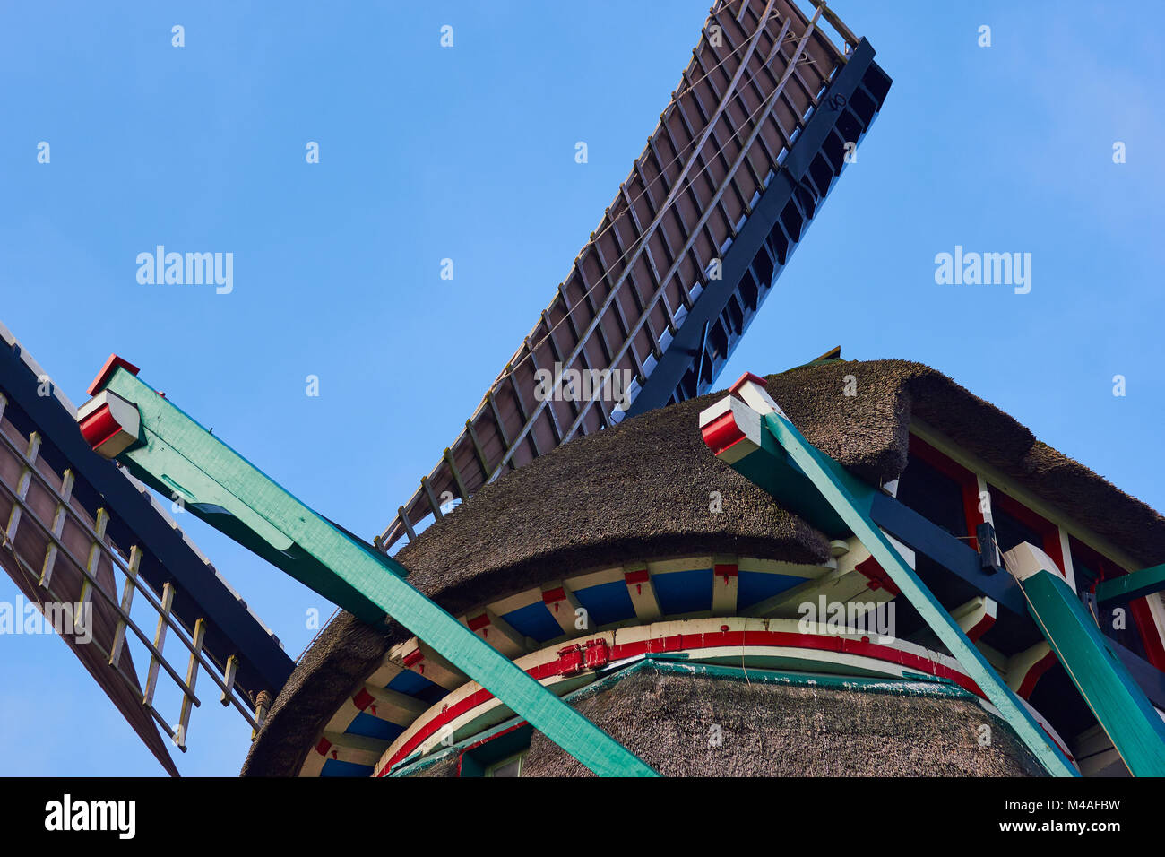 Obere Partie der Windmühle aus Holz, Zaanse Schans, einem Dorf in der Nähe von zaandijk in der Gemeinde Zaanstad, Nord Holland, Niederlande. Stockfoto
