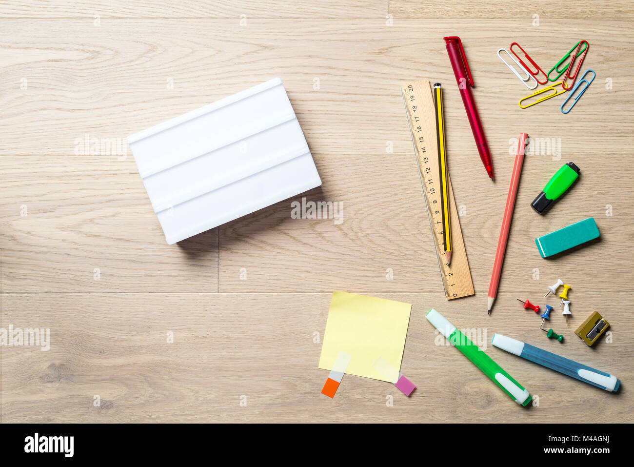Leere Lightbox mit Kopie Platz für eine Nachricht schreiben liegen auf Schreibtisch mit Kugelschreiber, Bleistift, Textmarker und Lineal so flach aus der Vogelperspektive legen Stockfoto