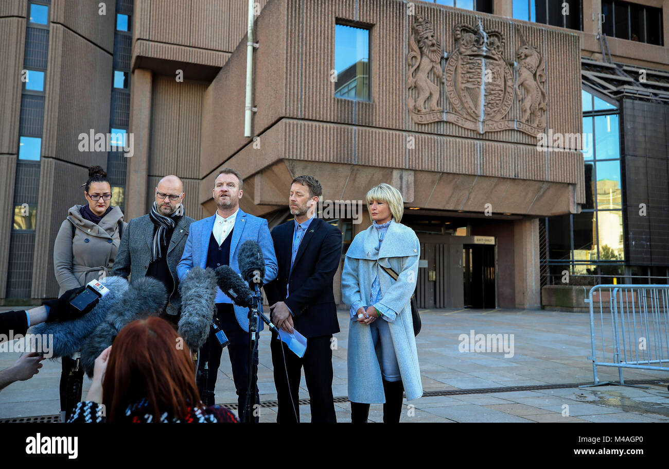 Chris Unsworth (Zweite links), Micky Fallon (Mitte) und Steve Walters (Zweiter von rechts), Opfer von Barry Bennell, sprechen Sie mit den Medien außerhalb Liverpool Crown Court, wo die Paedophile des Missbrauchs mehr junge Fußballer nach Ihnen Pflege mit behauptet, dass er ihre Träume von einer Karriere im Sport erfüllen konnte überführt wurde. Stockfoto