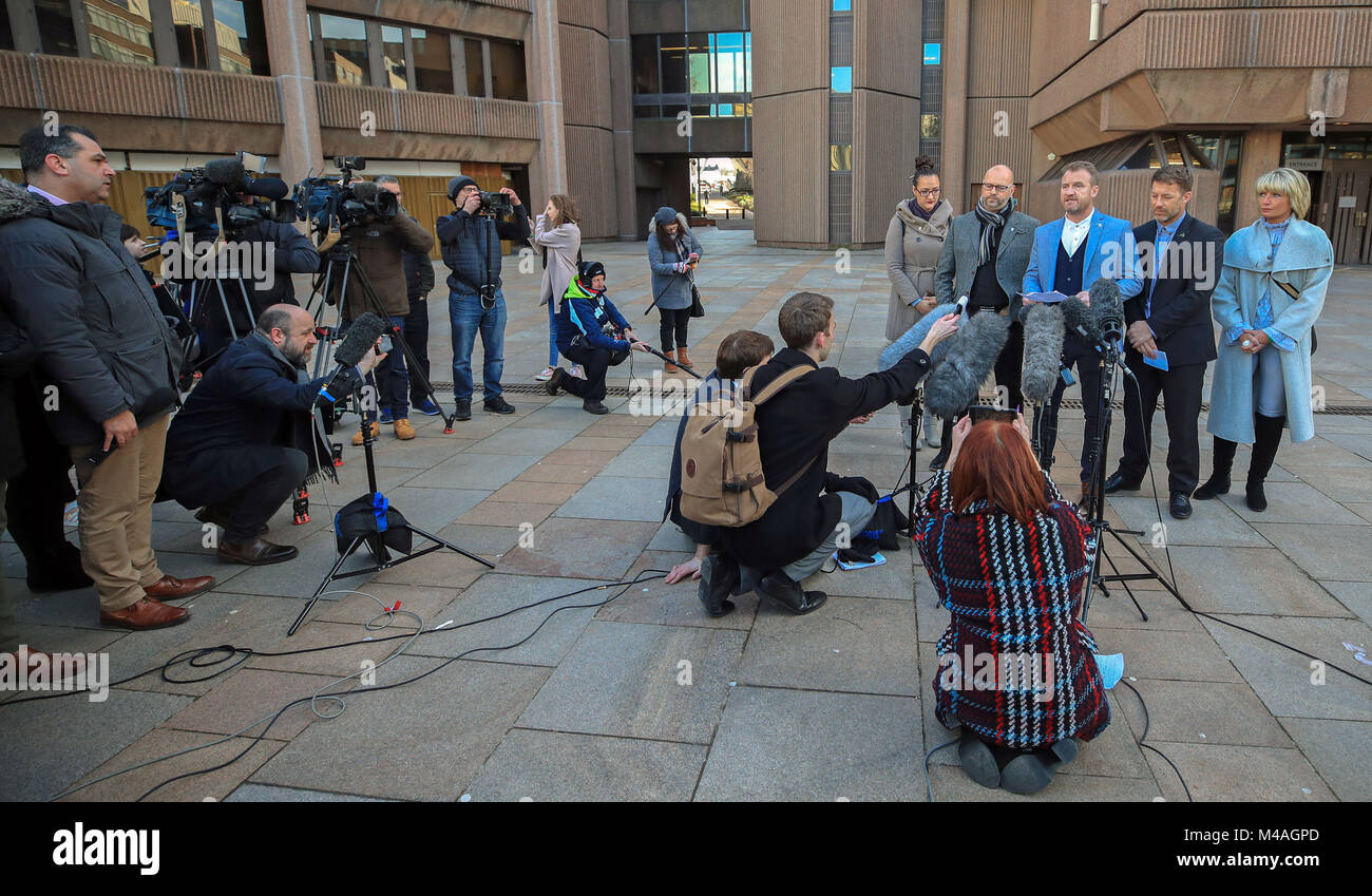 Chris Unsworth (Zweite links), Micky Fallon (Mitte) und Steve Walters (Zweiter von rechts), Opfer von Barry Bennell, sprechen Sie mit den Medien außerhalb Liverpool Crown Court, wo die Paedophile des Missbrauchs mehr junge Fußballer nach Ihnen Pflege mit behauptet, dass er ihre Träume von einer Karriere im Sport erfüllen konnte überführt wurde. Stockfoto