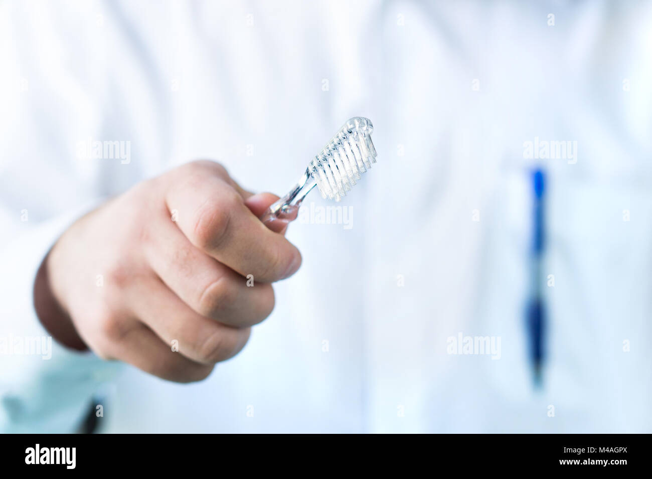 Zahnarzt holding Zahnbürste. Zahnarzthelfer mit einer Zahnbürste. Mundhygiene Konzept. Stockfoto