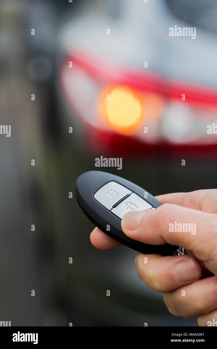 In der Nähe der Fahrertür aktivieren Auto Sicherheitssystem mit Schlüsselanhänger Stockfoto