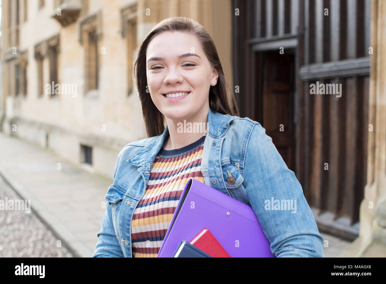 Portrait von weiblichen Studenten außerhalb der Gebäude Stockfoto