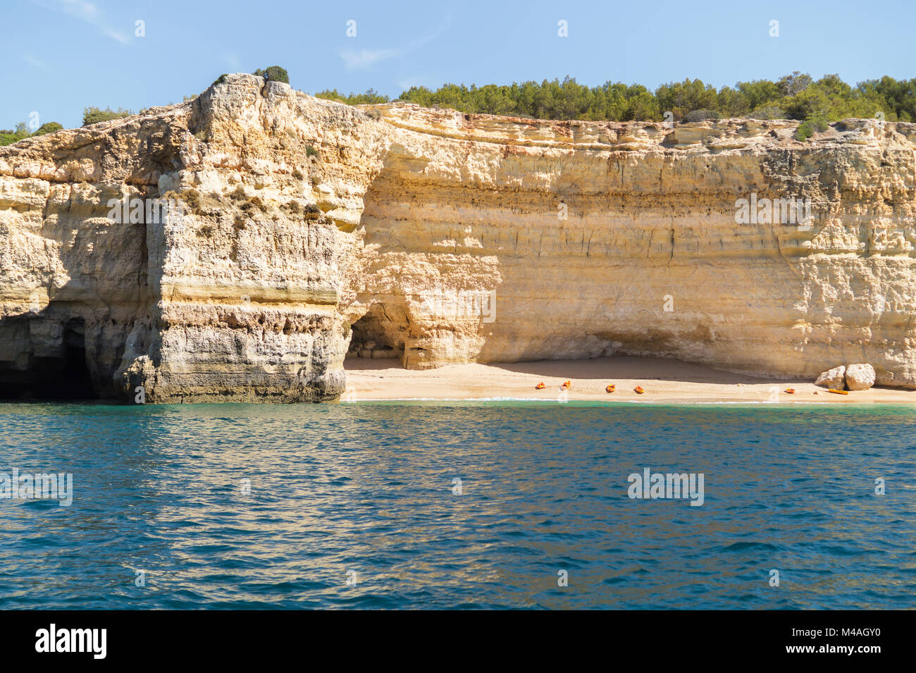 Versteckte abgelegenen Strand mit Kalksteinwänden abgedeckt. Kajak links am Strand von Touristen ging für Höhle erkunden. Algarve Portugal. Stockfoto