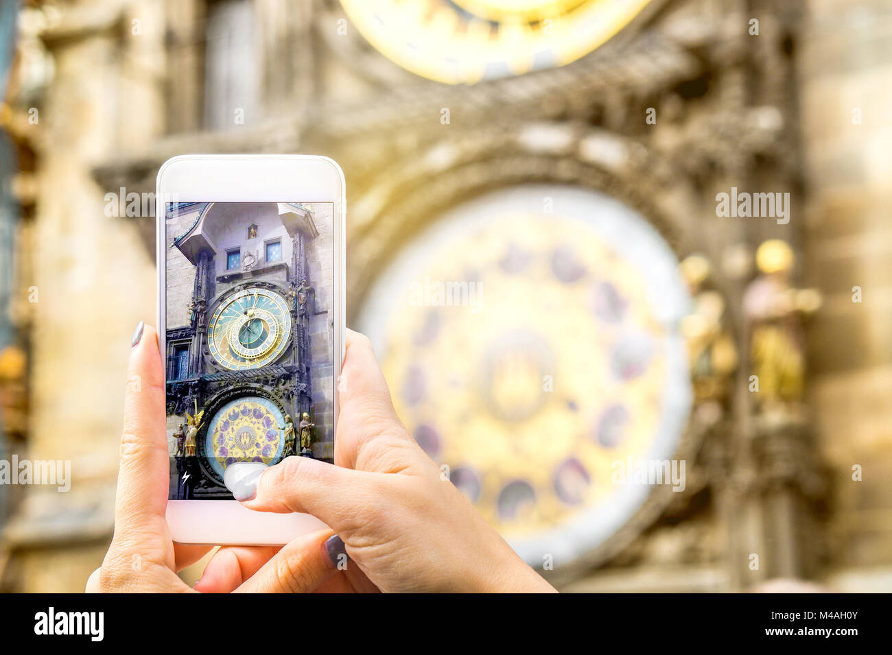 Tourist, Bild einer berühmten Attraktion mit Smartphone. Frau unter Foto der Astronomische Uhr in Prag in der Tschechischen Republik mit mobilen Kameras Stockfoto