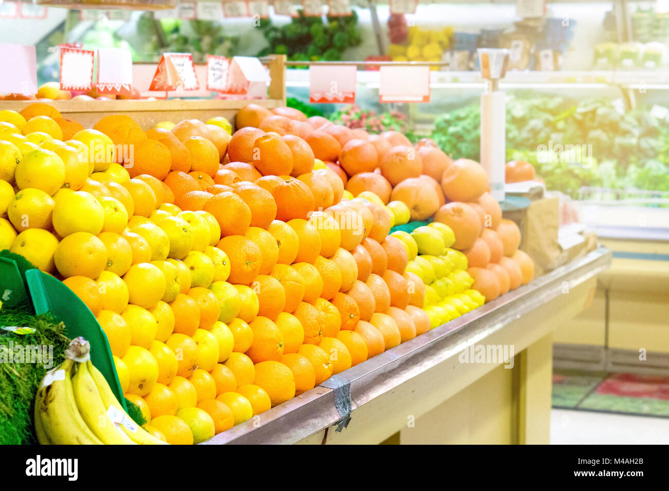 Obst im Supermarkt. Orangen und Mandarinen im Supermarkt. Stockfoto