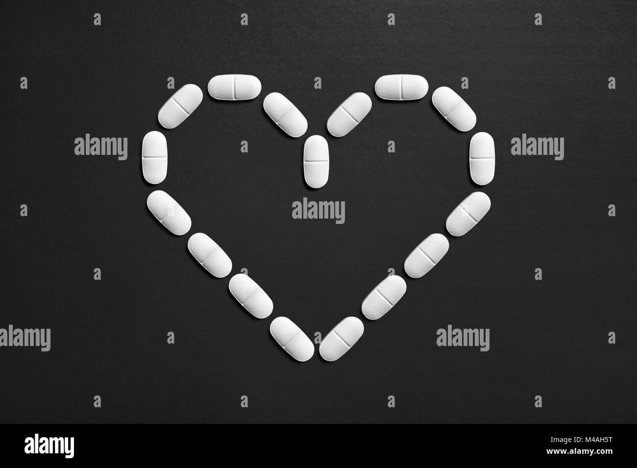 Liebe Symbol aus Pillen. Herzinfarkt und Krankheit Konzept. Hoher oder niedriger Blutdruck Medizin. Liebevolle und Pflege im Gesundheitswesen. Stockfoto