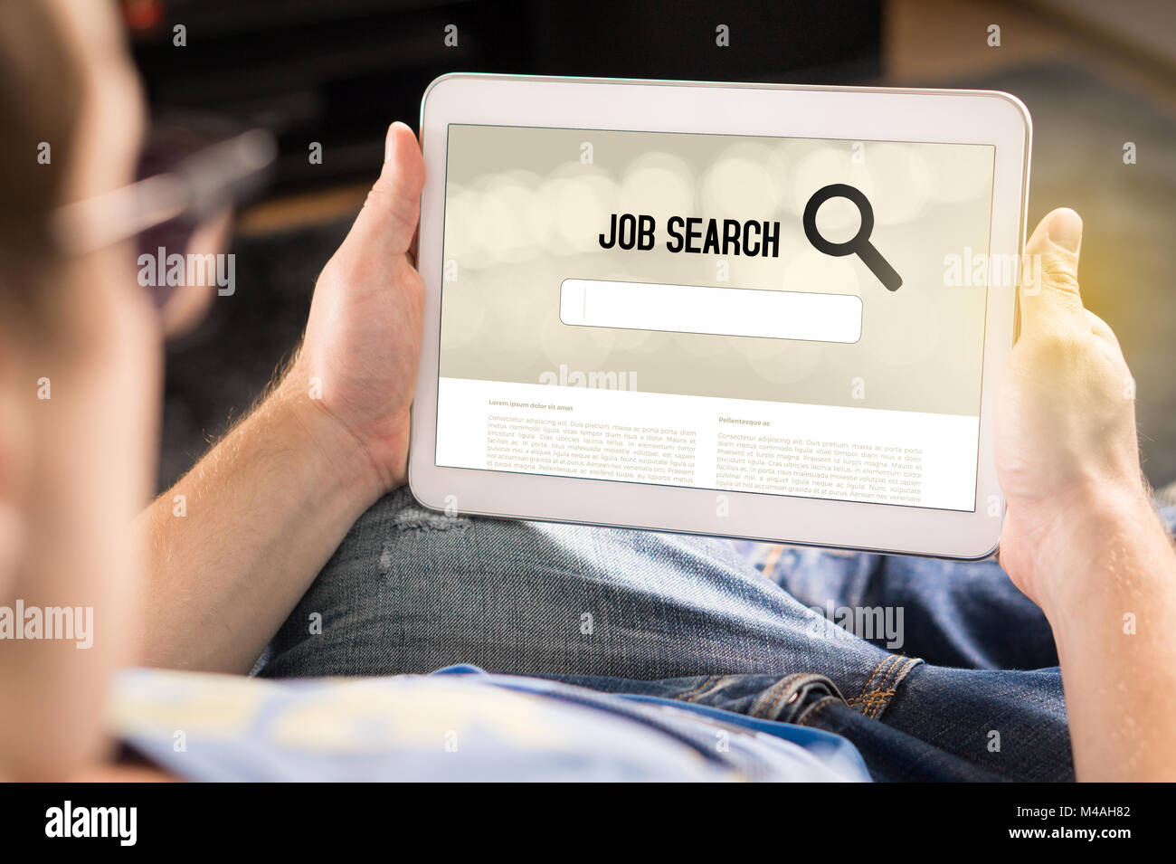 Mann, der versucht, die Arbeit mit online Job search engine auf Tablet-PC zu finden. Arbeitsuchende zu Hause Holding für intelligente Geräte. Zufriedene und motivierte Bewerber. Stockfoto