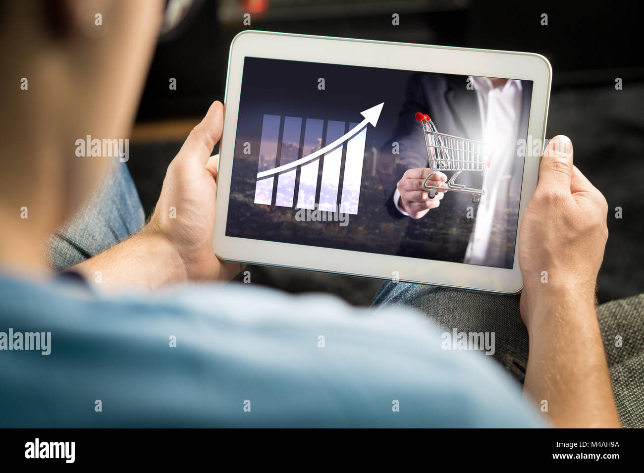 Statistiken, Analysen und finanziellen Bericht über Tablet Bildschirm. Erfolg und Wachstum. Unternehmer mit Business Application. Stockfoto