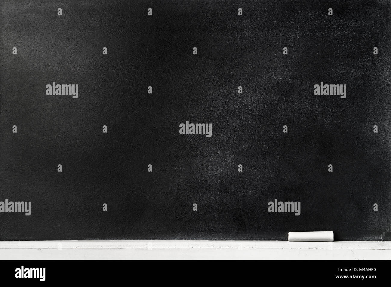 Tafel mit Kreide Hintergrund pen auf dem Rand. Schmutzig und alt Schwarzes Brett in der Schule. Stockfoto