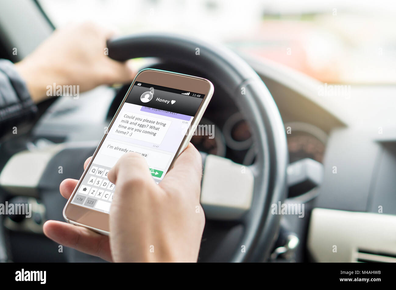 Sms beim fahren Auto. Unverantwortliche Menschen sms senden und Sie ihr Smartphone. Schreiben und Eingeben Nachricht mit Handys im Fahrzeug. Stockfoto